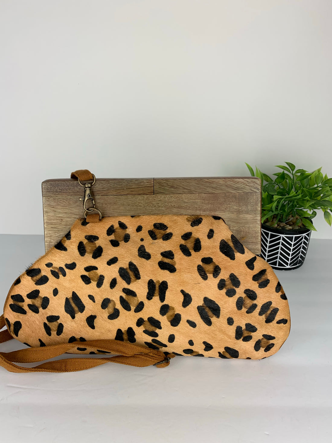 Siwan Leopard Clutch